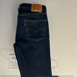 Men’s dark wash Levi’s 502 - W33 L34